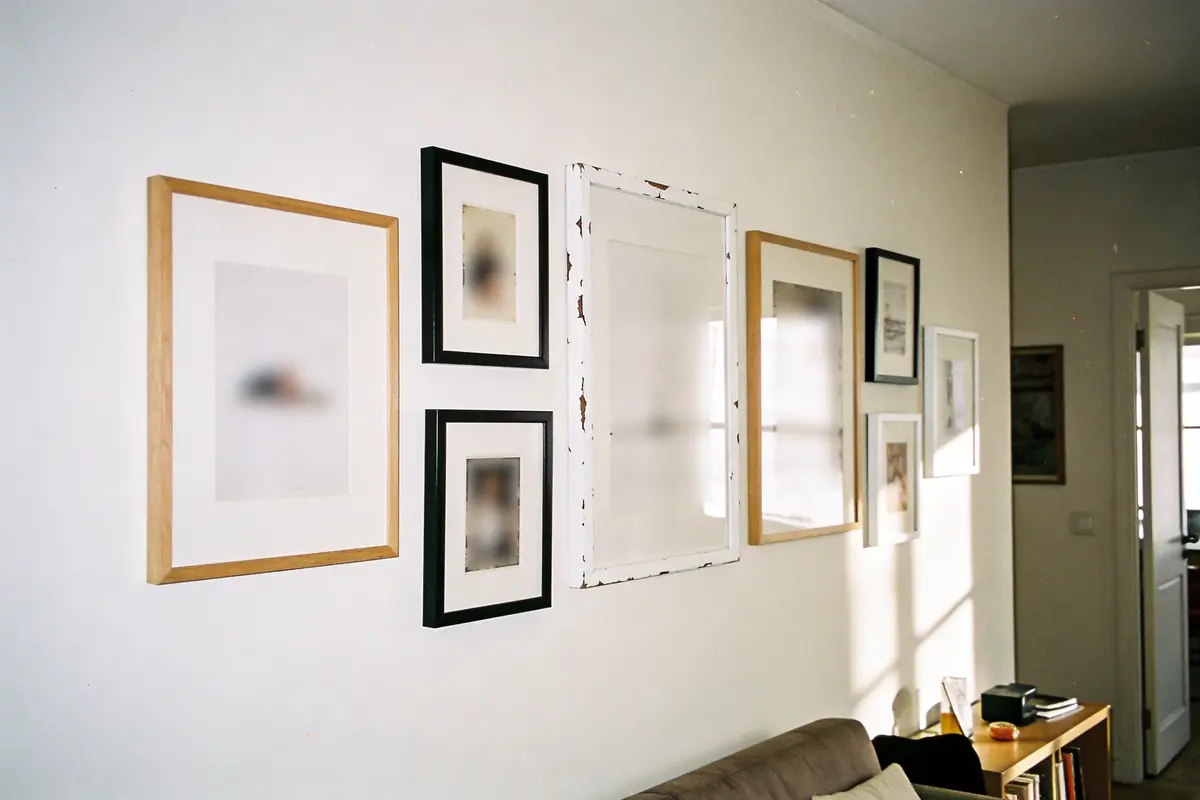 Mur de Cadres Harmonieux : 7 Astuces Pour Composer Votre Galerie !