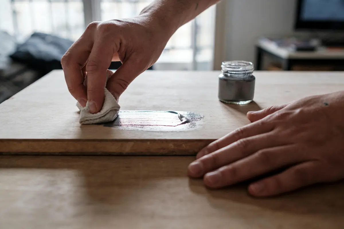 Retirer de la colle forte sur bois : 6 astuces efficaces !